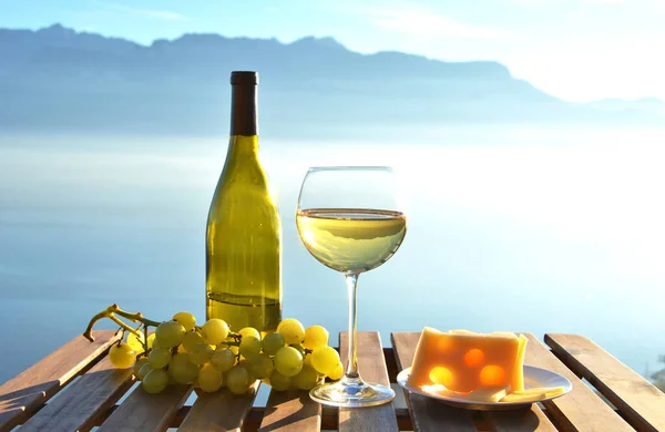 Vino, uvas y queso contra el lago de Ginebra. Lavaux, Suiza — Foto de Stock