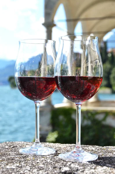 Dos copas de vino contra el lago Como, Italia — Foto de Stock