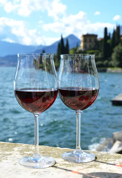 Two wine glasses against lake Como, Italy — Stock Photo, Image