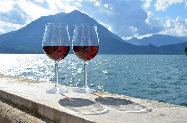 Два бокала вина против озера Комо, Италия — стоковое фото