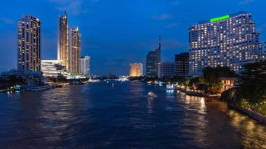 Gece Chao Phraya nehri üzerinde trafik Işık yollar, Bangkok.
