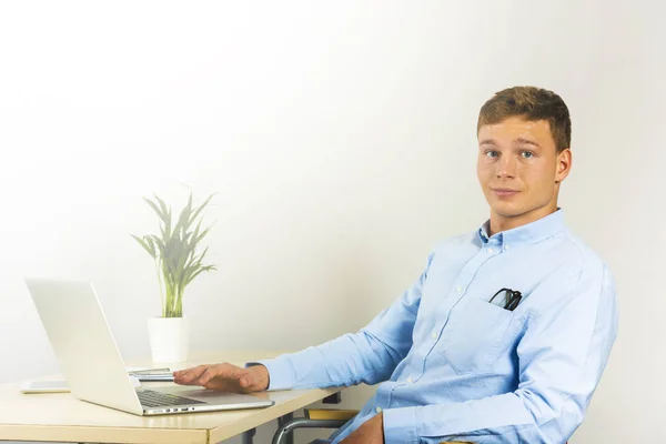 Joven Sonriendo Cuando Utiliza Ordenador Portátil Por Escritorio Espacio Oficina — Foto de Stock