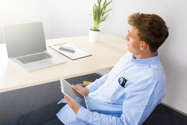 Junger Mann Lächelt Wenn Laptop Und Schreibtisch Büro Benutzt Stockbild