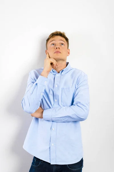 Joven Mirando Hacia Arriba Pie Contra Pared Blanca — Foto de Stock