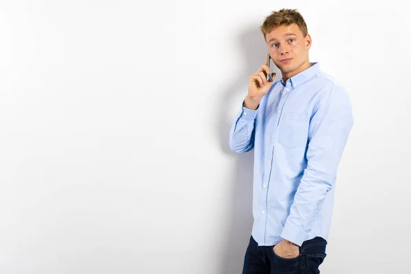 Joven Ejecutivo Masculino Usando Teléfono Contra Fondo Gris — Foto de Stock