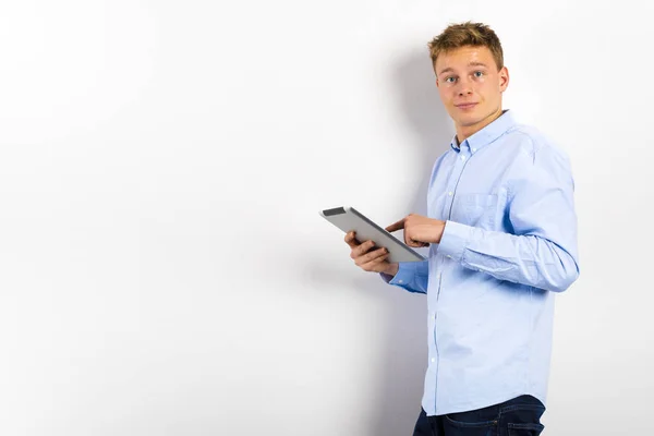 Junge Männliche Führungskraft Mit Digitalem Tablet Vor Grauem Hintergrund lizenzfreie Stockbilder
