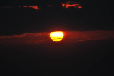 Denizin üzerinde gün batımı