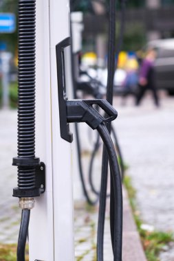 Elektrikli araba şarj istasyonu dışarıda.