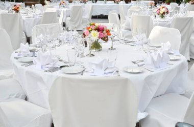 Düğün beyaz masa detayları