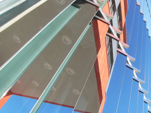 Parede de vidro de um prédio de escritórios — Fotografia de Stock