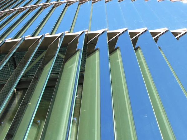 Parete di vetro di un edificio per uffici — Foto Stock
