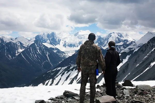 Mężczyzna Kobieta Patrząc Przepięknej Górskiej Scenerii Ałtaj — Zdjęcie stockowe
