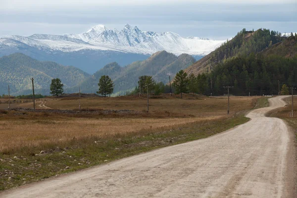 Camino Tierra Que Conduce Picos Nevados Paisaje Otoñal —  Fotos de Stock
