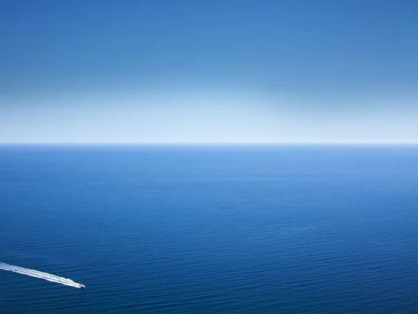 Mar Negro Calma Calma Água Está Saturada Azul Barco Recreio — Fotografia de Stock