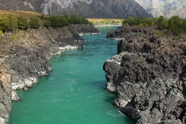 Herbstlandschaft Eines Gebirgsflusses Mit Smaragdgrünen Aquarellen Der Fluss Fließt Durch — Stockfoto