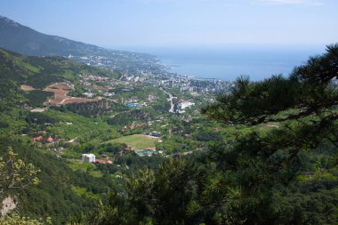 Yalta şehrinin Panorama 'sı. Arka planda Karadeniz var..