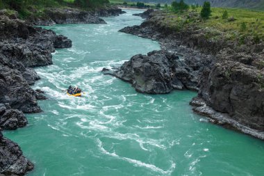 Sporcular dağ nehrinde rafting yapıyor. Katun Nehri. Altai. Sibirya.