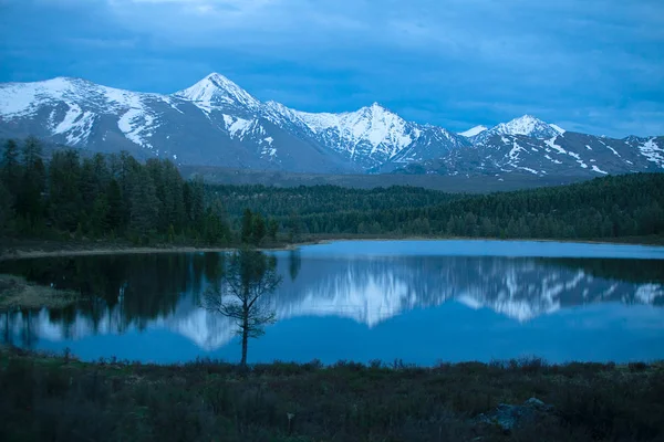 Het Landschap Reflectie Van Alpen Het Meer Achtergrond Blauw — Stockfoto