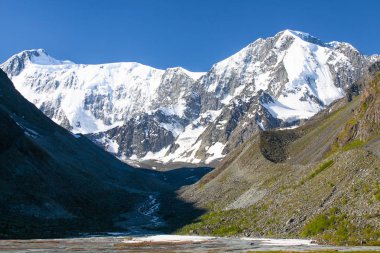 Belukha Dağı. Akkem Vadisi. Arka planda Belukha Dağı var. Sibirya 'nın en yüksek dağı (4509 metre))