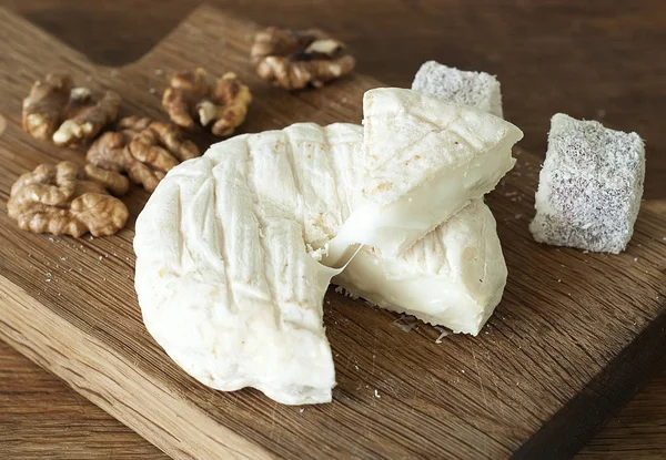 Köstlicher Französischer Ziegenkäse Mit Walnuss Und Lokum Auf Holzbrett — Stockfoto