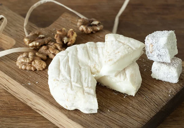 Ziegenkäse an Bord — Stockfoto