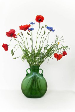 Yeşil vazoda kır çiçekleriyle süslü bir buket.