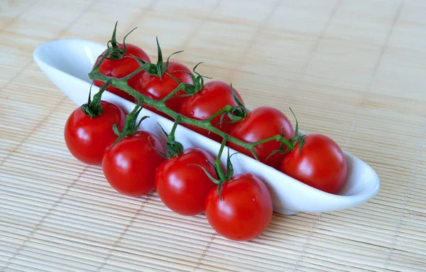 Ramo Tomates Vermelhos Cereja Chapa Longa — Fotografia de Stock