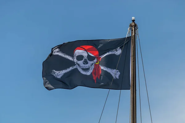 Pirate flag en a sail boat mast