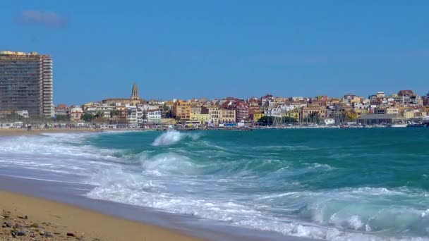 Grote Golven Spaanse Kust Buurt Van Klein Stadje Palamos — Stockvideo