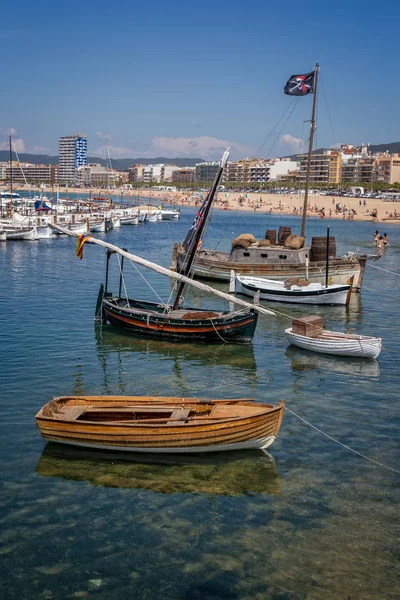 Pływają Statki Porcie Palamós Wybrzeżu Costa Brava Ciągu Dnia Tradycyjne — Zdjęcie stockowe