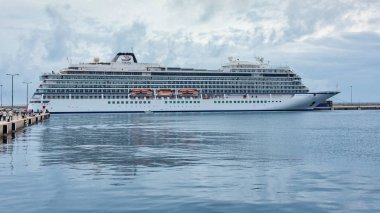Büyük turist gemisi (Viking Star) Akdeniz şehrin Palamos İspanya. Uzunluk: 228 m, yolcu: 928. 03. 06. 2018 İspanya