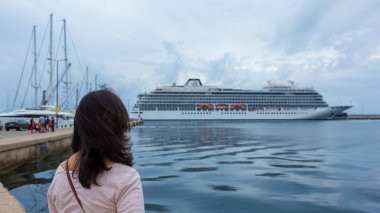 Büyük turist gemisi (Viking Star) Akdeniz şehrin Palamos İspanya. Uzunluk: 228 m, yolcu: 928. 03. 06. 2018 İspanya