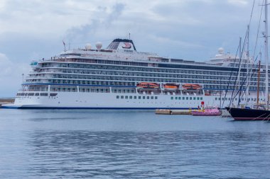 Büyük turist gemisi (Viking Star) Akdeniz şehrin Palamos İspanya. Uzunluk: 228 m, yolcu: 928. 03. 06. 2018 İspanya