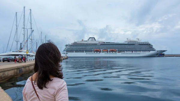 Grote Toeristische Schip Viking Star Buurt Van Mediterrane Stad Palamos — Stockfoto