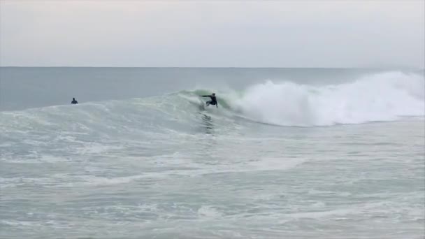 浪在一个刮风 阴天在哥斯达黎加 西班牙 村庄圣安东尼 Calonge 与冲浪者 — 图库视频影像