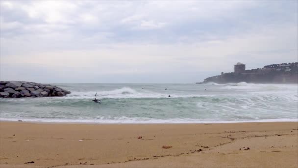 Große Wellen Einem Windigen Bewölkten Tag Costa Brava Dorf Sant — Stockvideo