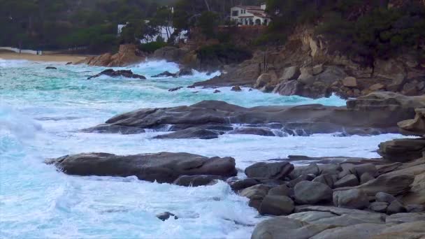 Rüzgarlı Bulutlu Bir Günde Büyük Dalgalar Halinde Costa Brava Köy — Stok video