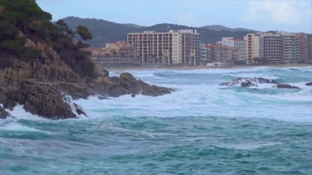 コスタ ブラバ スペインの村サン アントニオ カランジャで風が強く 曇りの日の大きな波 — ストック動画