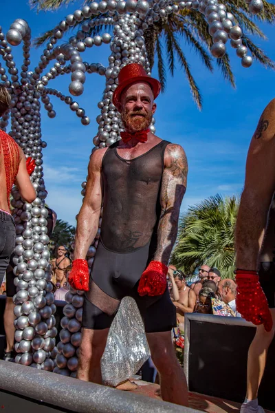 Lezbiyen, Eşcinsel, biseksüel ve transseksüel insanların sokaklarda Sitges, İspanya'nın 17 gururu. Haziran, 2018