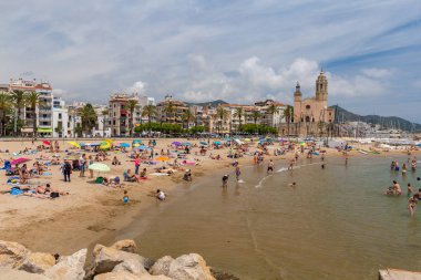 Güneşli gün sahilde küçük bir köyde İspanyol Sitges, 17. 06. 2018 İspanya