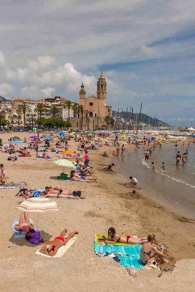 Día Soleado Playa Pequeño Pueblo Español Sitges 2018 España — Foto de Stock