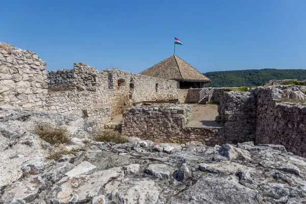 Küçük bir köy Sumeg eski ünlü Macar kalede