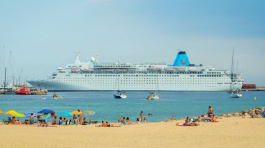 Büyük gemi, Costa Brava küçük bir İspanyol köyde Marella rüyadan Malta, bir liman olarak adlandırır. 09. 07. 2018 İspanya