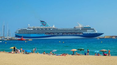 Büyük gemi Costa Brava küçük bir İspanyol köyde bir Harbor Marella Explorer adlandırır. 06. 07. 2018 İspanya