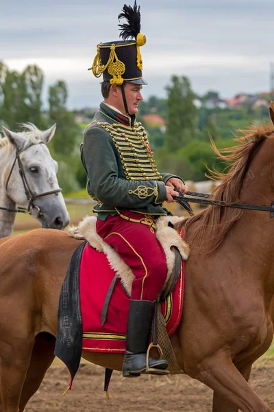 Küçük bir köyde Vonyarcvashegy Festivali'nde geleneksel Macar süvariler. 21. 08. 2018 Macaristan