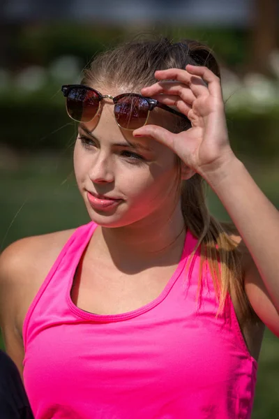 Красива Молода Дівчина Портрет Влітку Сонцезахисними Окулярами — стокове фото