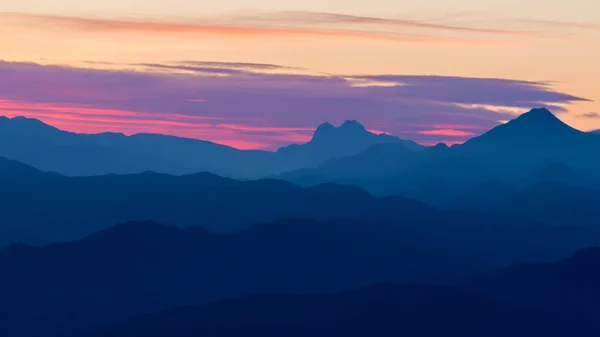 Hermoso Paisaje Desde Una Montaña Española Con Luz Del Atardecer —  Fotos de Stock