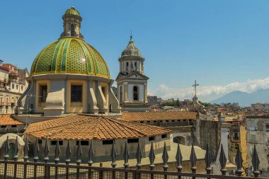 Napoli'de Kilisesi çatı