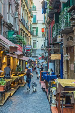 Napoli (İtalya) İspanyol mahallesinde cadde görünümü. 30. 06. 2018 İtalya