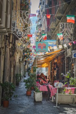 Napoli (İtalya) İspanyol mahallesinde cadde görünümü. 01. 07. 2018 İtalya